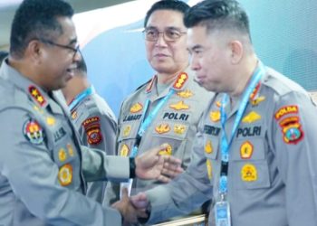Kadiv Humas Polri Irjen Pol. Johnny Eddizon Isir, S.I.K., M.T.C.P serahkan penghargaan kepada Kabid Humas Polda Sumut Kombes Pol Dr. Ferry Walintukan, S.I.K. S.H. M.H yang meraih penghargaan Juara I Zona B Kategori Cipta Trending Topik serta Juara I Zona B Kategori SPIT Media Hub Polri. (Foto Ist)