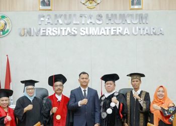 Advokat Dr. Tommy Aditia Sinulingga, S.H. M.H. CTL bersama sejumlah dosen pembimbing. !Foto Ist)
