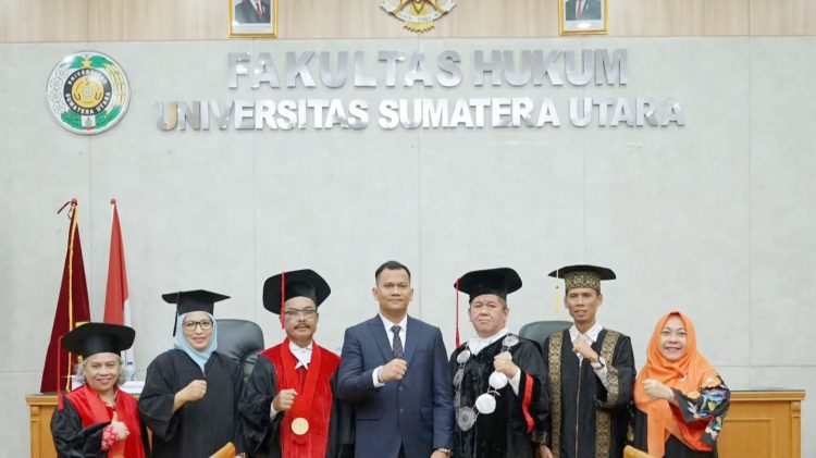 Advokat Dr. Tommy Aditia Sinulingga, S.H. M.H. CTL bersama sejumlah dosen pembimbing. !Foto Ist)