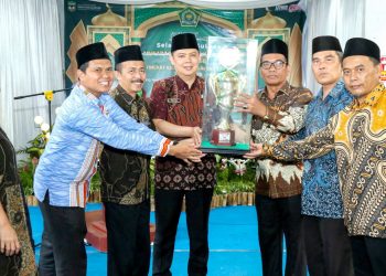 Camat Siantar Timur Masa Rahmat Zebua ikut serahkan Piala Bergilir kepada Kelurahan Tomuan yang raih Juara Umum
