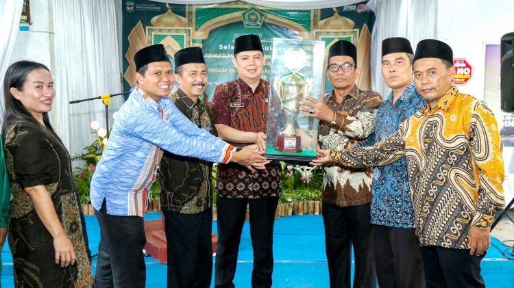 Camat Siantar Timur Masa Rahmat Zebua ikut serahkan Piala Bergilir kepada Kelurahan Tomuan yang raih Juara Umum
