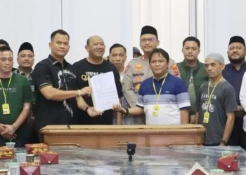 Bupati Syah Afandin, Forkopimda Langkat, tokoh adat, tokoh masyarakat dan Tommy Aditia Sinulingga, S.H. M.H. CTL selaku kuasa hukum Indra Putra Bangun saat hadiri proses damai dengan Japet Imanta Bangun beserta putrinya, L. Foto Ist)