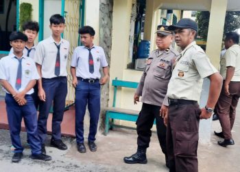Personil Sat Binmas Polres Pematangsiantar Patroli Sambang Kamtibmas dan Silaturahmi kepada anak sekolah 
