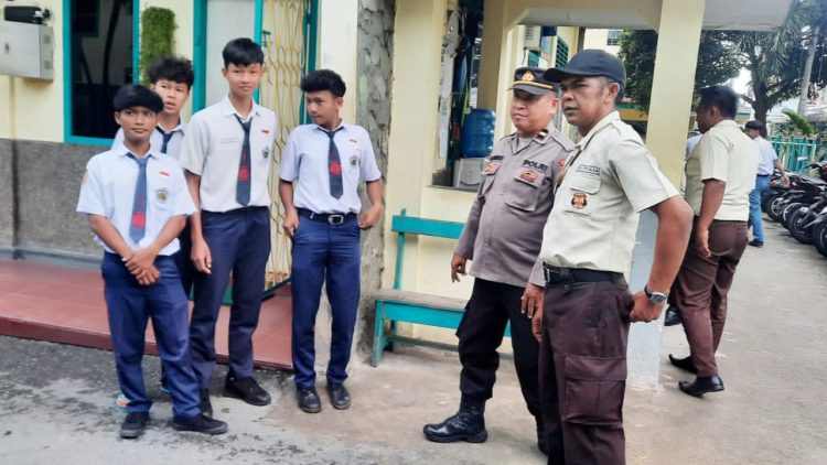 Personil Sat Binmas Polres Pematangsiantar Patroli Sambang Kamtibmas dan Silaturahmi kepada anak sekolah