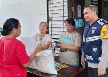 Bhabinkamtibmas Kelurahan Aek Nauli AIPTU Herry Susanto Tarigan SH melaksanakan monitoring Pembagian Bantuan Pangan kepada Warga Kelurahan Aek Nauli