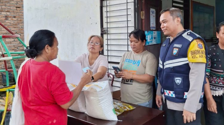 Bhabinkamtibmas Kelurahan Aek Nauli AIPTU Herry Susanto Tarigan SH melaksanakan monitoring Pembagian Bantuan Pangan kepada Warga Kelurahan Aek Nauli