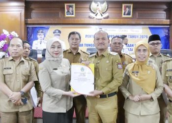Walikota Tanjungbalai Mahyaruddin Salim secara simbolis menyerahkan SPPT PBB-P2 Tahun 2026 dan tagihan PKB
