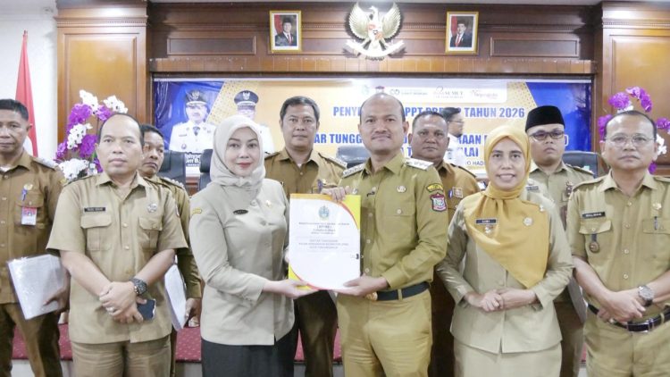 Walikota Tanjungbalai Mahyaruddin Salim secara simbolis menyerahkan SPPT PBB-P2 Tahun 2026 dan tagihan PKB