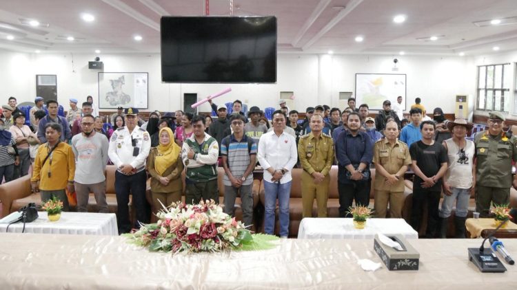 Wali Kota Tanjungbalai Mahyaruddin Salim kembali bertemu dengan para pedagang pasar bahagia