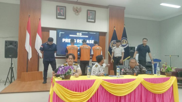 Imigrasi Kelas II TPI TBA Press Release Penangkapan 3 ABK Bawa PMI Non Prosedural