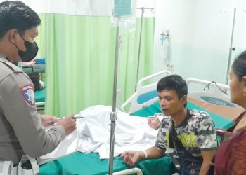 Personil Unit Gakkum saat melihat kondisi korban laka lantas di RS Vita Insani