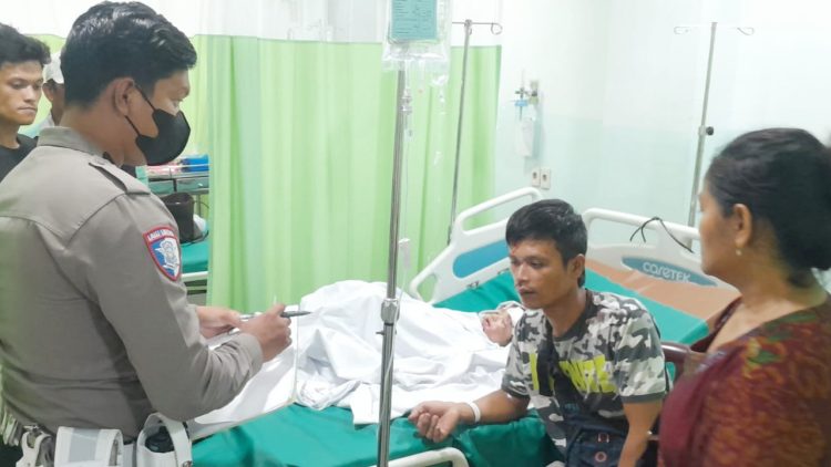 Personil Unit Gakkum saat melihat kondisi korban laka lantas di RS Vita Insani