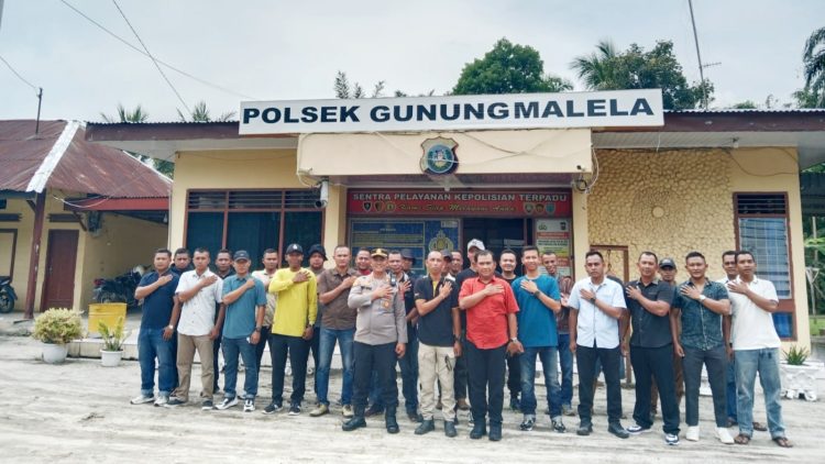 Kapolsek Gunung Malela AKP Hengky B. Siahaan, S.H. M.H photo bersama Pemuda Nagori Pamatang Asilom