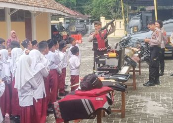 Kasat Samapta AKP Mariduk Tambunan SH. MH perkenalkan kelengkapan dan peralatan Sat Sampata pada saat melaksanakan tugas