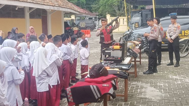 Kasat Samapta AKP Mariduk Tambunan SH. MH perkenalkan kelengkapan dan peralatan Sat Sampata pada saat melaksanakan tugas