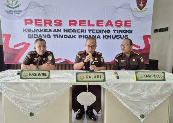 Kajari Tebing Tinggi Anthoni Nainggolan, SH. MH didampingi Kasi Intel Sai Sintong Purba, SH. MH dan Kasi Pidsus Danang Dermawan SH MH saat berikan paparan kepada wartawan