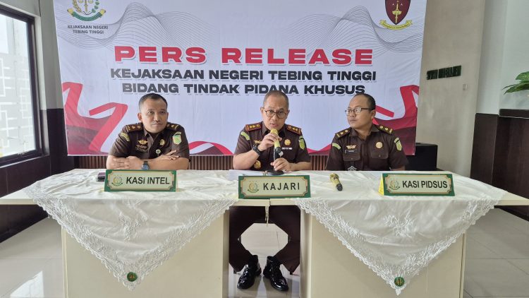Kajari Tebing Tinggi Anthoni Nainggolan, SH. MH didampingi Kasi Intel Sai Sintong Purba, SH. MH dan Kasi Pidsus Danang Dermawan SH MH saat berikan paparan kepada wartawan