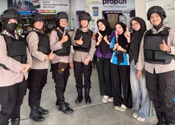 Srikandi Polwan saat Berikan Coklat Peringati Hari Kartini ke Masyarakat