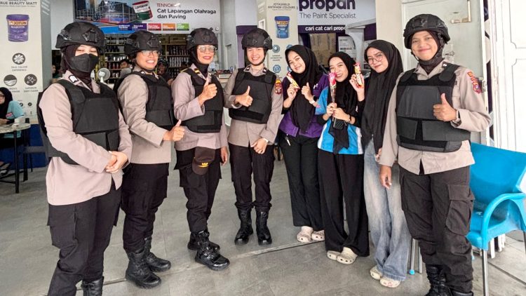 Srikandi Polwan saat Berikan Coklat Peringati Hari Kartini ke Masyarakat