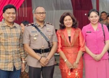 Tokoh muda Sumut, Tumpal Utrecht Napitupulu SH, MH bersama Kapolsek Medan Labuhan AKP D Raja Putra Napitupulu. (Foto Ist)