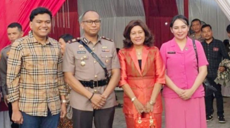 Tokoh muda Sumut, Tumpal Utrecht Napitupulu SH, MH bersama Kapolsek Medan Labuhan AKP D Raja Putra Napitupulu. (Foto Ist)