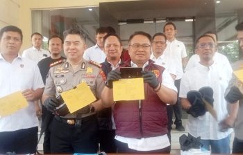 Direktur Reskrimum Polda Sumut, Kombes Pol Ricko Taruna Mauruh didampingi Kabid Humas, Kombes Pol Ferry Walintukan dan Kasubdit Jatanras Kompol Jama Kita Purba saat paparan begal sadis yang bereaksi di Jalan Ileng Uki depan Gang Keluarga, Kelurahan Rengas Pulau, Kecamatan Medan Marelan. (Foto Ist)