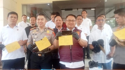 Direktur Reskrimum Polda Sumut, Kombes Pol Ricko Taruna Mauruh didampingi Kabid Humas, Kombes Pol Ferry Walintukan dan Kasubdit Jatanras Kompol Jama Kita Purba saat paparan begal sadis yang bereaksi di Jalan Ileng Uki depan Gang Keluarga, Kelurahan Rengas Pulau, Kecamatan Medan Marelan. (Foto Ist)