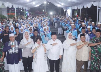 Wali Kota Pematangsiantar Wesly Silalahi SH MKn dan Ketua TP PKK Ny Liswati Wesly Silalahi bersama Unsur Forkopimda melepas keberangkatan 110 calon jamaah Haji dan Hajjah dari halaman Balai Kota