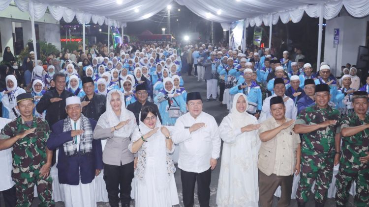Wali Kota Pematangsiantar Wesly Silalahi SH MKn dan Ketua TP PKK Ny Liswati Wesly Silalahi bersama Unsur Forkopimda melepas keberangkatan 110 calon jamaah Haji dan Hajjah dari halaman Balai Kota