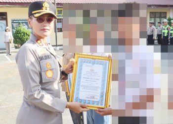 Kapolres Pematangsianțar AKBP Sah Udur T.M. Sitinjak SH. SIK. MH memberikan penghargaan kepada 4 masyarakat yang telah berperan aktif dalam upaya pencegahan penyalahgunaan narkotika.