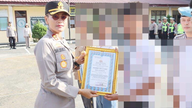 Kapolres Pematangsianțar AKBP Sah Udur T.M. Sitinjak SH. SIK. MH memberikan penghargaan kepada 4 masyarakat yang telah berperan aktif dalam upaya pencegahan penyalahgunaan narkotika.