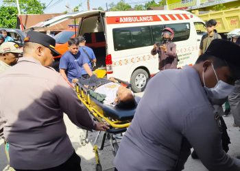 Kapolsek Sianțar Marihat AKP David Eka Putra SH serahkan jenajah korban dibawa keluarga ke rumah duka