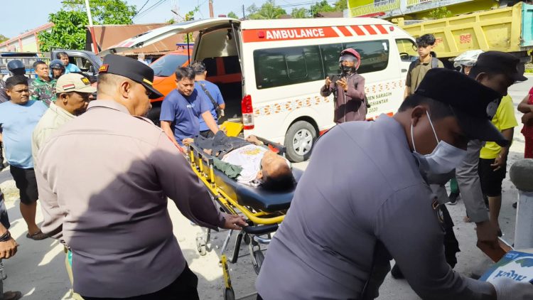 Kapolsek Sianțar Marihat AKP David Eka Putra SH serahkan jenajah korban dibawa keluarga ke rumah duka