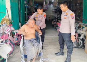 Kapolres Tanjungbalai AKBP Welman Feri SIK. MIK Ps. Kabag Log AKP Rinaldi Ramadhan, S.H. MH didampingi Kanit Intelkam Ipda Antoni Jaya dan Brigpol Nico Syamsuar berikan bantuan  kursi roda Bapak Amri.