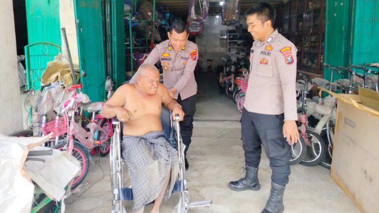 Kapolres Tanjungbalai AKBP Welman Feri SIK. MIK Ps. Kabag Log AKP Rinaldi Ramadhan, S.H. MH didampingi Kanit Intelkam Ipda Antoni Jaya dan Brigpol Nico Syamsuar berikan bantuan kursi roda Bapak Amri.