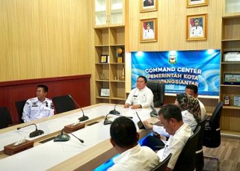 Wali Kota Wesly Silalahi SH MKn mengikuti pembukaan kegiatan Penilaian Presentasi Kepala Daerah