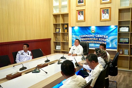 Wali Kota Wesly Silalahi SH MKn mengikuti pembukaan kegiatan Penilaian Presentasi Kepala Daerah