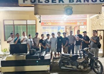 Para pelaku pencurian dan barang bukti diapit Kanit Reskrim IPDA B. Situngkir SH dan Tim 