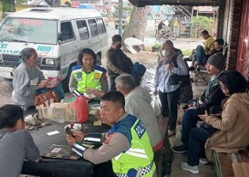Kanit Kamsel IPDA Serly Tarigan bersama personil saat sosialisasi di Jalan Parapat 