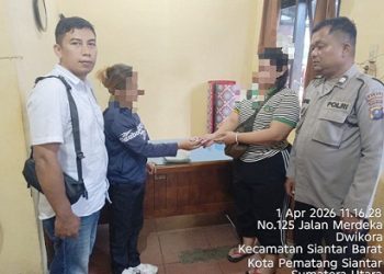 Kasub Sektor AIPTU Edi Syahputra saat mediasi kedua belah pihak di Pos Polisi Pasar Horas