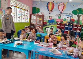 Bhabinkamtibmas Kelurahan Siopat Suhu  AIPDA V.R Saragih G.S.T melaksanakan monitoring distribusi Makanan Bergizi Gratis (MBG) di TK Kemala Bhayangkara 06 Pematangsiantar