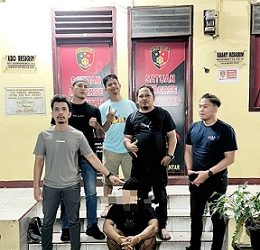 Pelaku Curat, JP dan barang bukti diapit Kanit Jatanras IPDA Revanto Barasa SH dan Tim Opsnal 