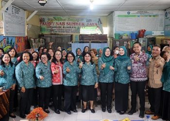 etua TP PKK Kota Pematangsiantar Ny Liswati Wesly Silalahi bersama tim menghadiri Supervisi Posyandu Kelurahan Sumber Jaya