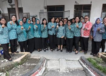 Ketua TP PKK Kota Pematangsiantar Ny Liswati Wesly Silalahi menghadiri Supervisi Lingkungan Bersih dan Sehat (LBS) TP PKK di Kelurahan Suka Makmur