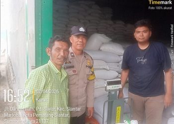 Polsek Siantar Marihat Dampingi Penjualan Jagung Petani Binaan ke Bulog Pematangsiantar