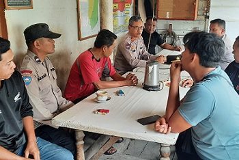 Kasat Binmas AKP Maxi J. Manurung SH didampingi personil saat patroli sambang Kamtibmas ke Satkamling