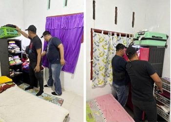Kanit 1 Sat Resnarkoba IPDA Alex Sidabutar SH bersama tim saat menggeledah bagian kamar rumah