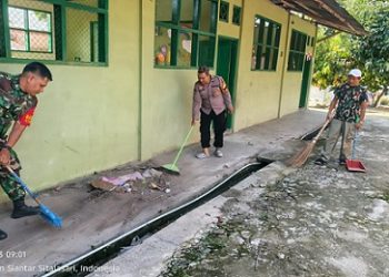 Bhabinkamtibmas Kelurahan Bah Sorma AIPDA Fadlan Fahmi mengikuti kegiatan gotong royong bersama di Masjid Nurul Huda