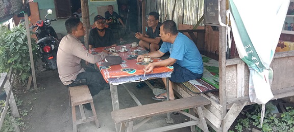 piket Bhabinkamtibmas AIPDA Julham Efendi Saragih dan AIPDA Saut Haloho melaksanakan Patroli Kampung Bebas dari Narkoba di Jalan Jawa