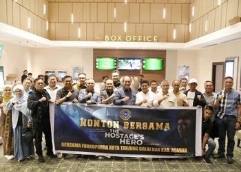 Wali Kota Tanjungbalai Mahyaruddin Salim dan Wakil Wali Kota Muhammad Fadly Abdina bersama Forkopimda Kota Tanjungbalai dan Kabupaten Asahan nobar film The Hostage’s Hero